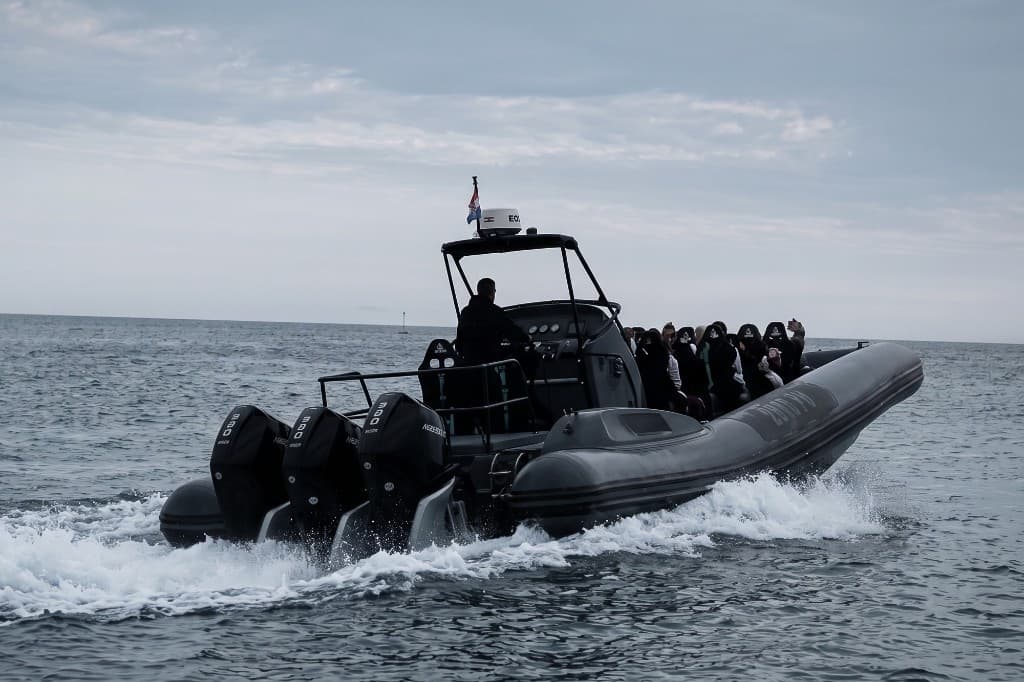Bura-X RIB u akciji s putnicima koji uživaju, bijeli val u pramcu